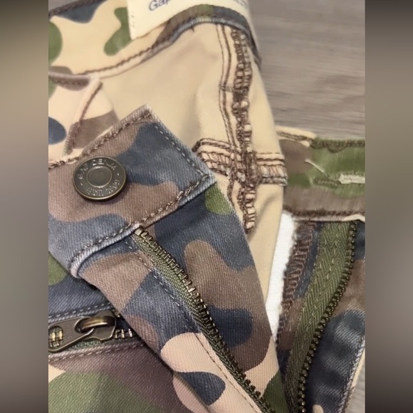 GAP jeans mid rise camo - Picture 12 of 13